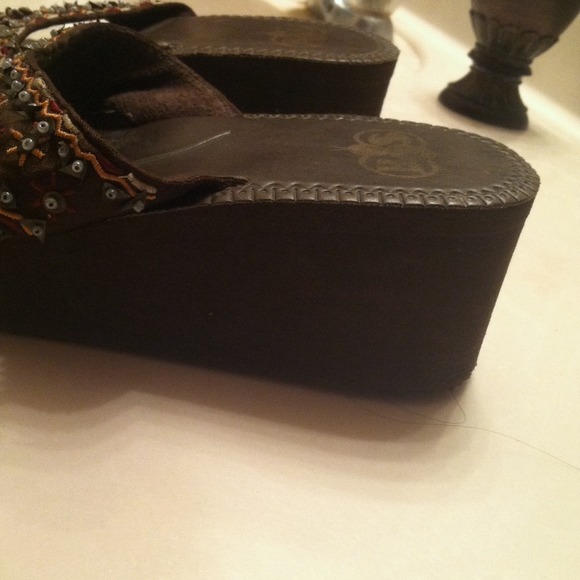 Brown foam wedges with tribal beads! - Picture 3 of 3