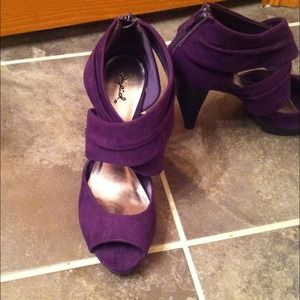 *price reduction* Purple heels