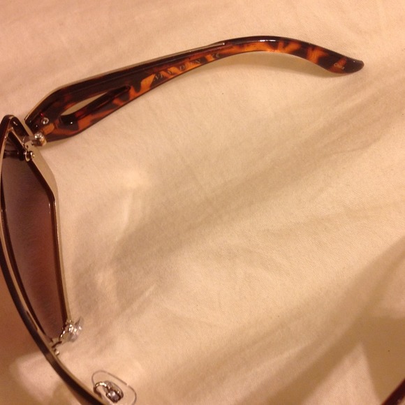 🌟New Authentic Steve Madden Sunglasses Gold/Print - Picture 2 of 4