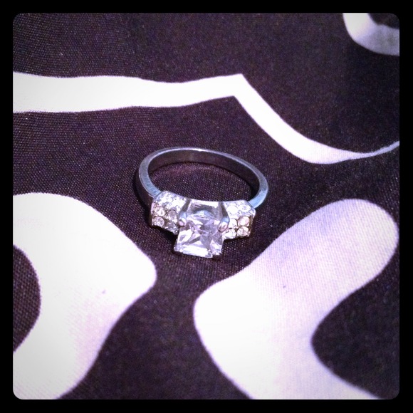 Fake Diamond Ring 💍 - Picture 1 of 3
