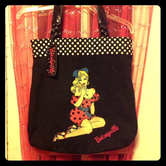 Beautiful Betsey Johnson bag <3