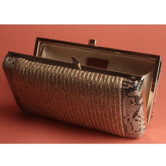 đGold tone woven clutch - Picture 2 of 4