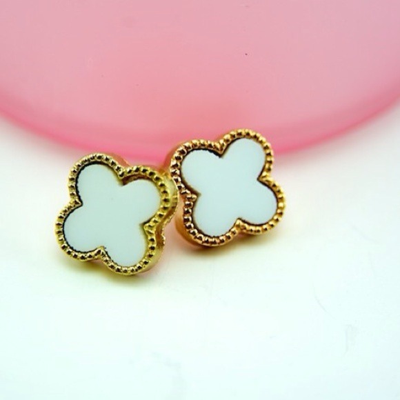Jewelry - 💗White clover earrings💗