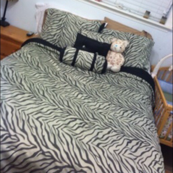 Zebra Queen Size Bed Set [[TRADE ACCEPTED]]