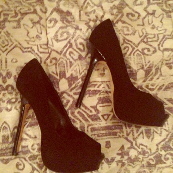 Steve Madden Black Suede Scandall Pump