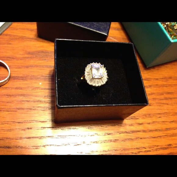 VINTAGE Ring VERY WELL MADE. LOOKS AWESOME ON - Picture 1 of 3