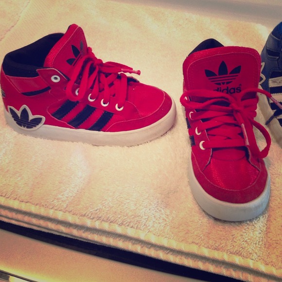 Size 9 toddlers Adidas.