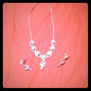 Gorgeous gem necklace and earring set!