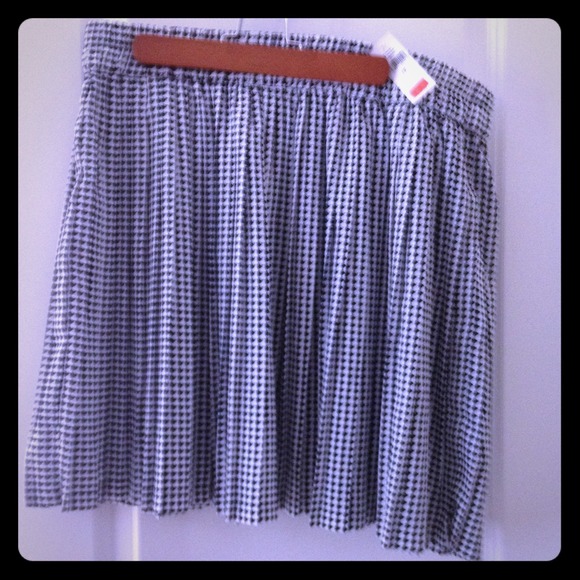 Sold in bundle***Blue and white knee length skirt
