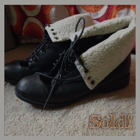 🍃Convertible black combat boots w/ fur interior