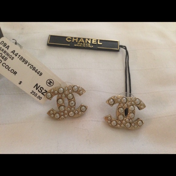 Authentic Chanel gold earrings! Nwt! - Picture 2 of 3