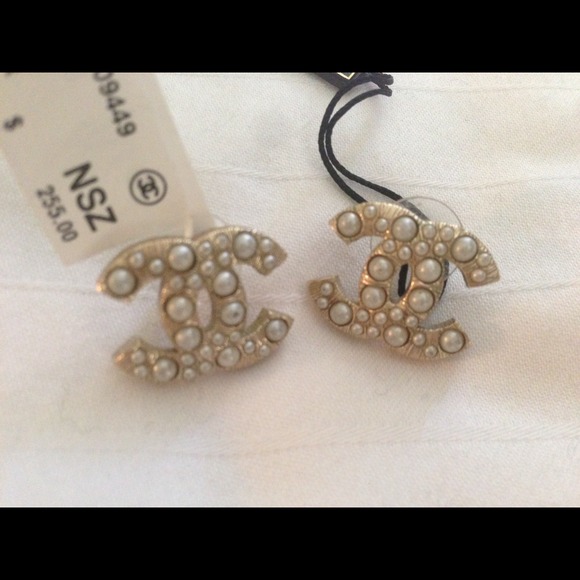 Authentic Chanel gold earrings! Nwt! - Picture 3 of 3