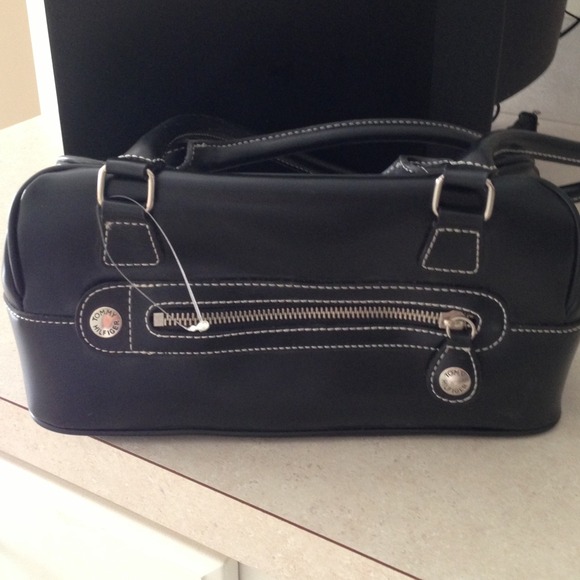 Black Tommy Hilfiger purse .NWOT