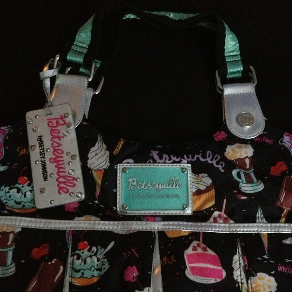 Betseyville zippered tote bag