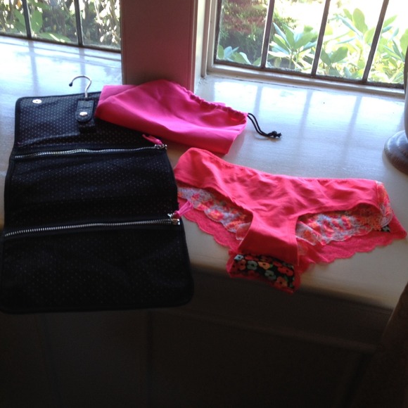 VS TRAVEL LINGERIE BAG w/ 2m panties NWT - Picture 3 of 4