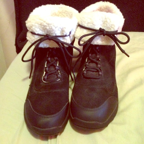 ON HOLD!!!!! ❤️ Women's boots. Good for snow!