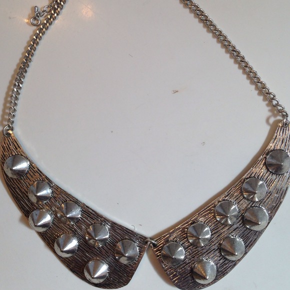 Stud silver collared necklace