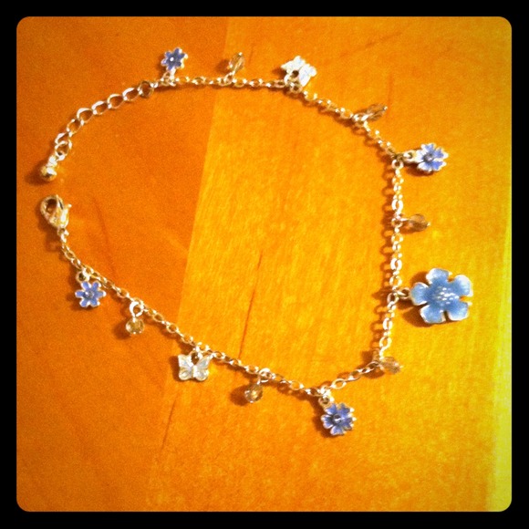 🚨Sold🚨Silver tone anklet w/ blue flowers 😘