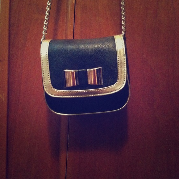 🎀reduced!🎀Cross body gold & black bow purse.