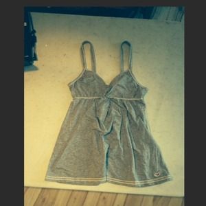 small loose fit grey Hollister top.