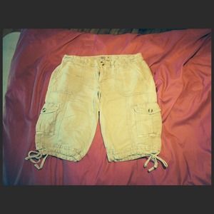 grey American eagle cargo capris.