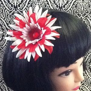 Red &white hair flair flower. Very pretty!