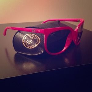 🚫SOLD 💯Auth Rayban Suns to @tracycristeen 🚫