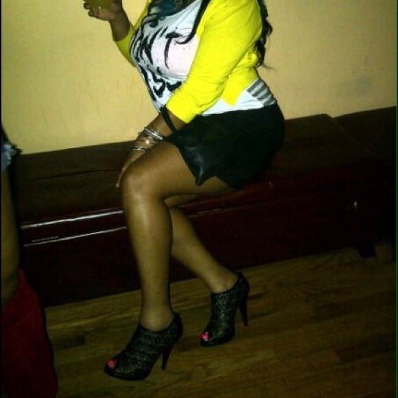 2'' black open toe cut out bottie