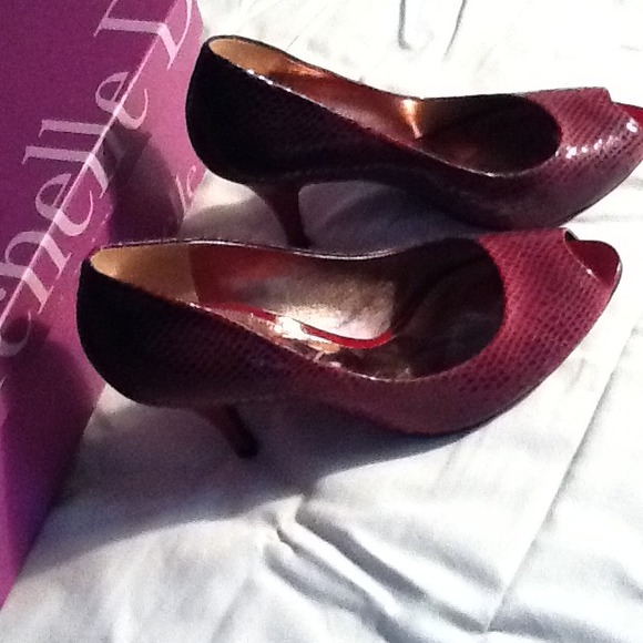 Red Michelle D heels - Picture 2 of 3