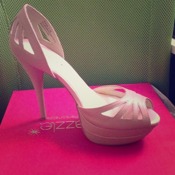 Nude pumps