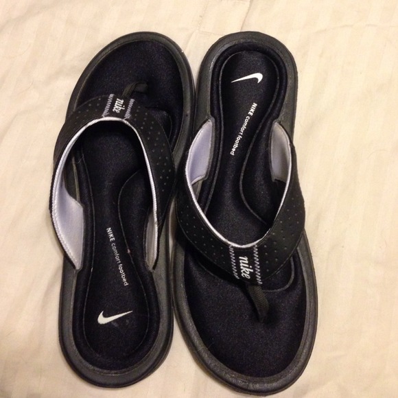 New without tags Nike flip flops