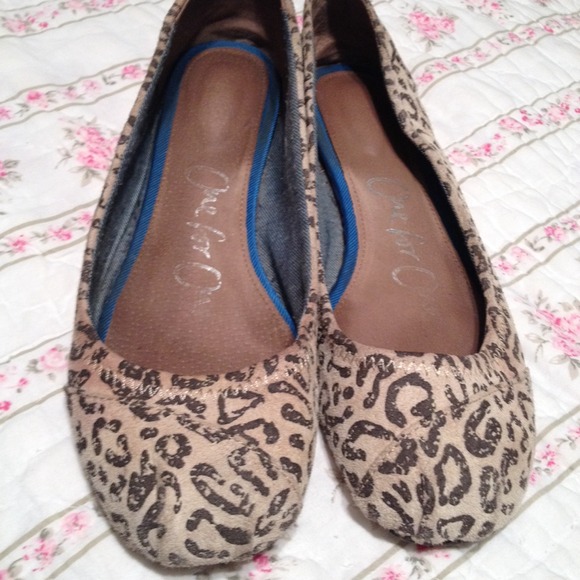 Leopard toms flats