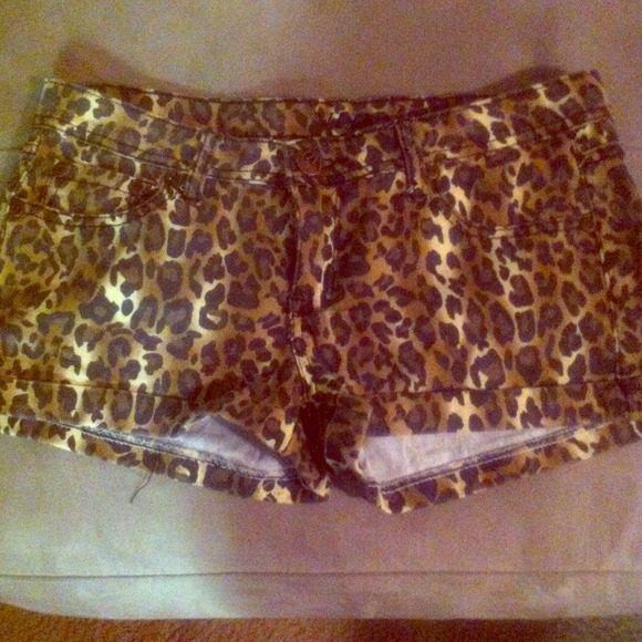 Classy cheetah printed shorts!!