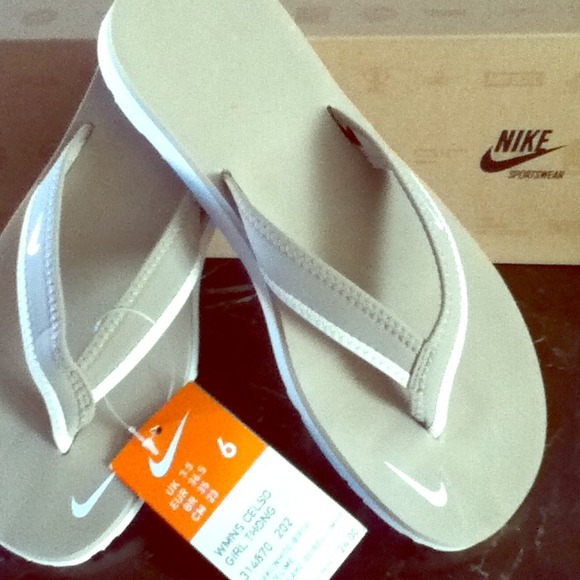 New NIKE thong Sandals