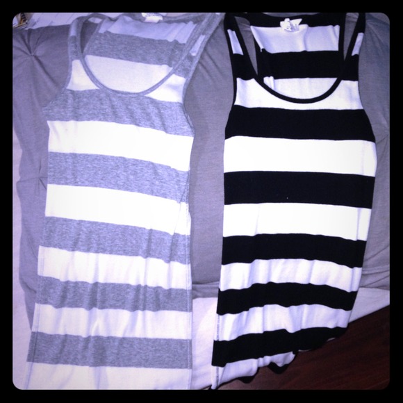 ❌SOLD❌ 2 vs pink tank tops
