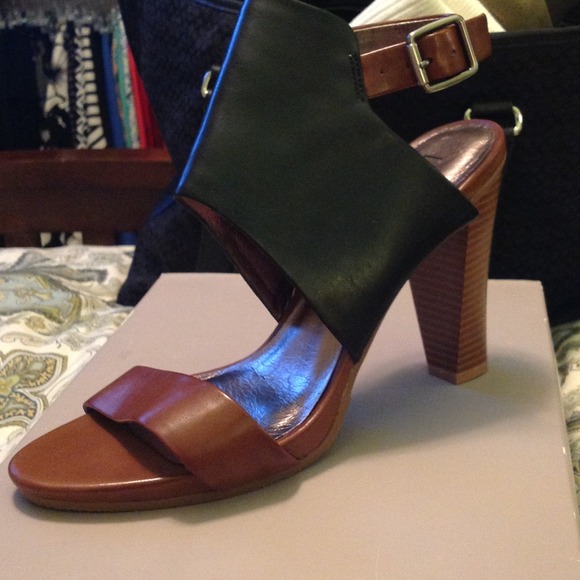 SOLD 🎉🎉🎉Color blocked 4inch heel - Picture 1 of 4