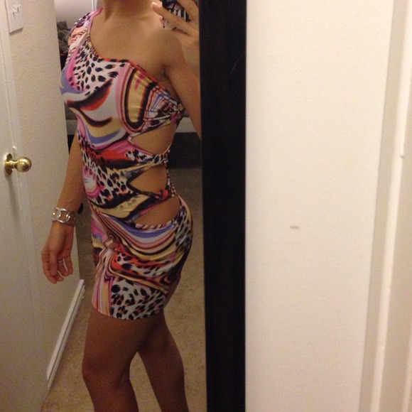 Cutout dress - Picture 3 of 4