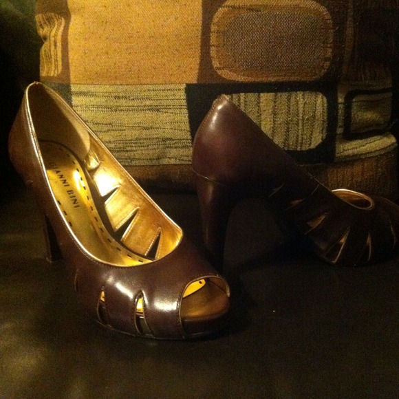 Brown with gold outline pumps - Picture 2 of 5