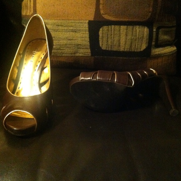 Brown with gold outline pumps - Picture 5 of 5