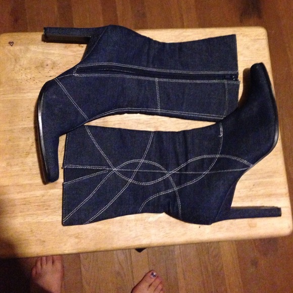 🎉HOST PICK 11/18🎉 Denim boots.