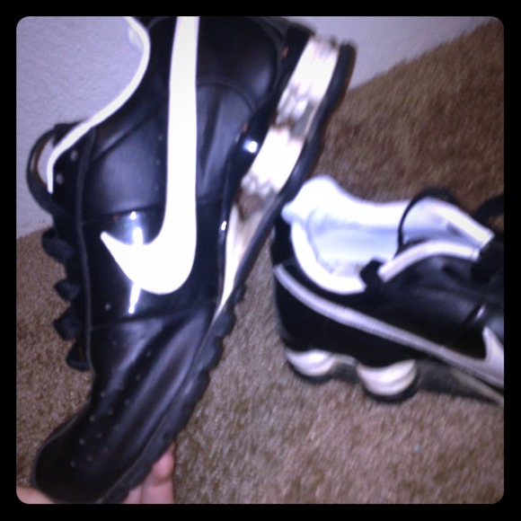 Black & white conundrum nike leather shoxs 11w 10m