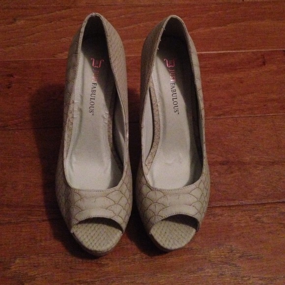 Size 7.5 snake print pumps. - Picture 1 of 4