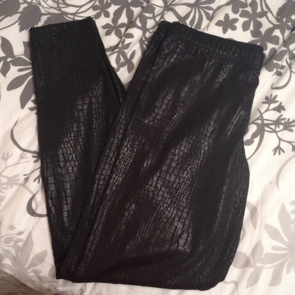 🚫 RESERVED! Black alligator print leggings