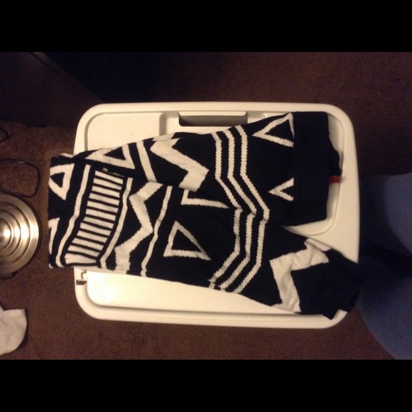 SOLD🚫🚫Tribal print thick leggings!! - Picture 3 of 3