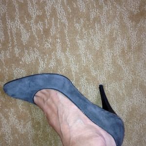 Tahari grey suede pumps