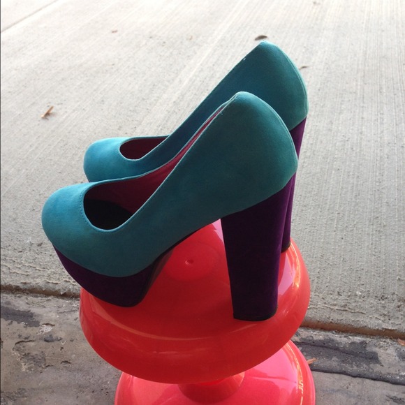 Colorblock Pumps - Picture 2 of 2