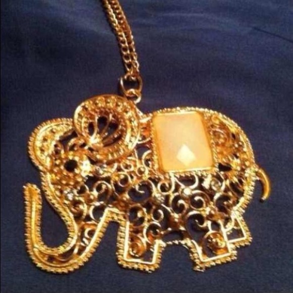 🔴SOLD🔴Bundle 4 Joan Blouse, phone case, necklace - Picture 4 of 4