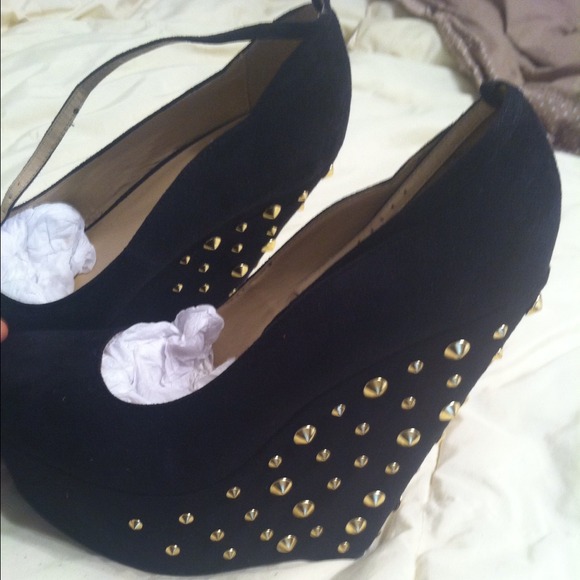 gold spiked suede black wedges - Picture 2 of 3