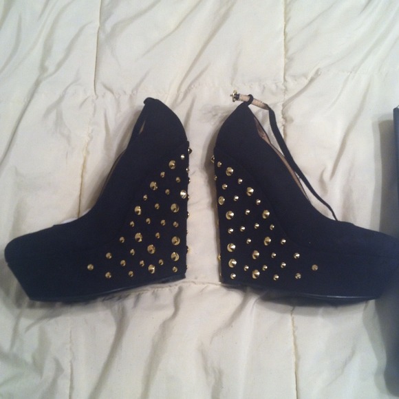 gold spiked suede black wedges - Picture 3 of 3