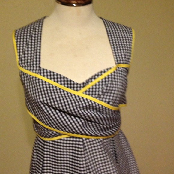 Beautiful black and white check dress - Picture 2 of 4